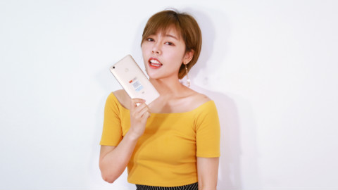买充电宝送手机和平板?美女开箱评测小米MAX2~